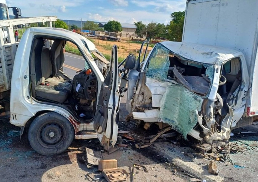 Batida entre caminhões deixa um morto e três feridos na BR-242 em Barreiras