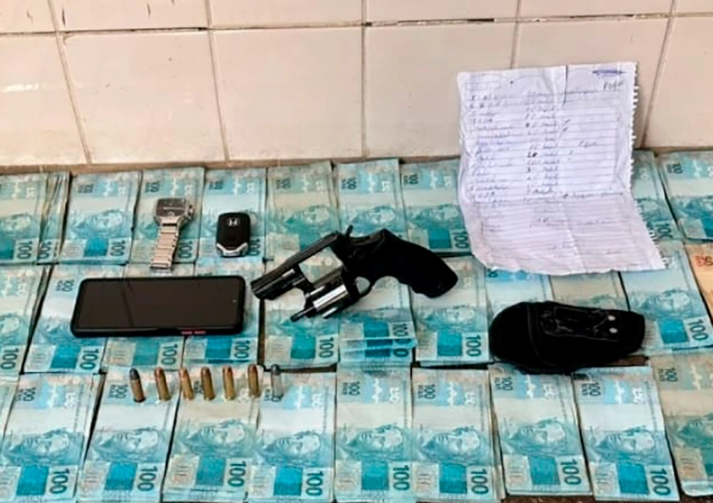 Homem suspeito de extorsão é preso com arma de fogo e R$ 47 mil em Aracatu