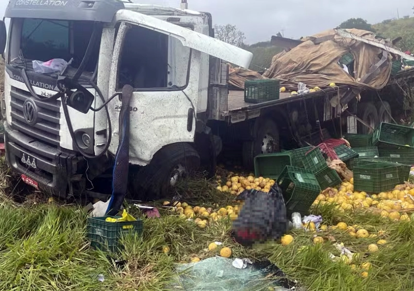 Motorista é arremessado e morre após caminhão cair em ribanceira no sudoeste da Bahia