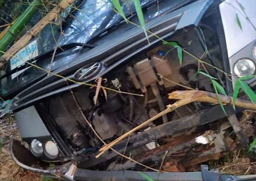 Micro-ônibus com pacientes do TFD cai em ribanceira na BA-099 e deixa 19 feridos