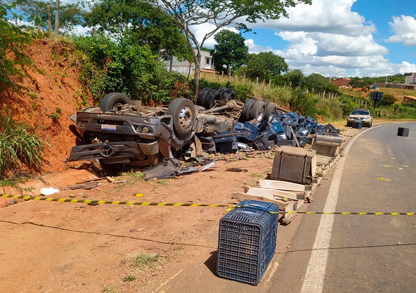 Caminhão carregado com mangas capota em curva perigosa na BR-030 em Caetité