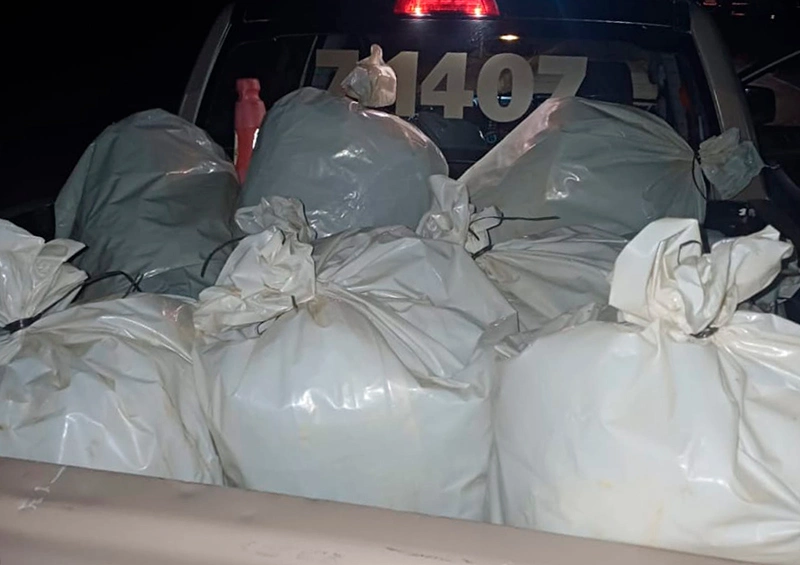 Motorista foge de abordagem policial e abandona 80kg de maconha após capotamento na BA-026 em Brumado