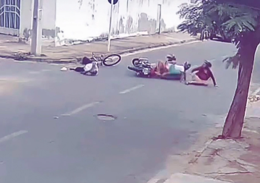 Idoso é atropelado por motocicleta com três ocupantes em Guanambi