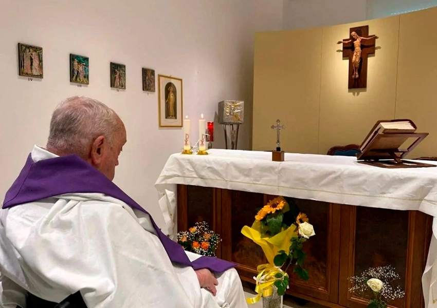 Vaticano divulga primeira foto do papa Francisco desde internação por pneumonia